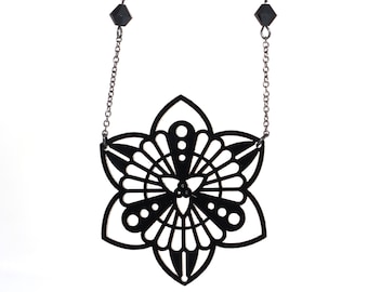 Collier REBECCA - Découpe laser motif floral de dentelle végétale en acrylique noir brillant et perles Swarovski