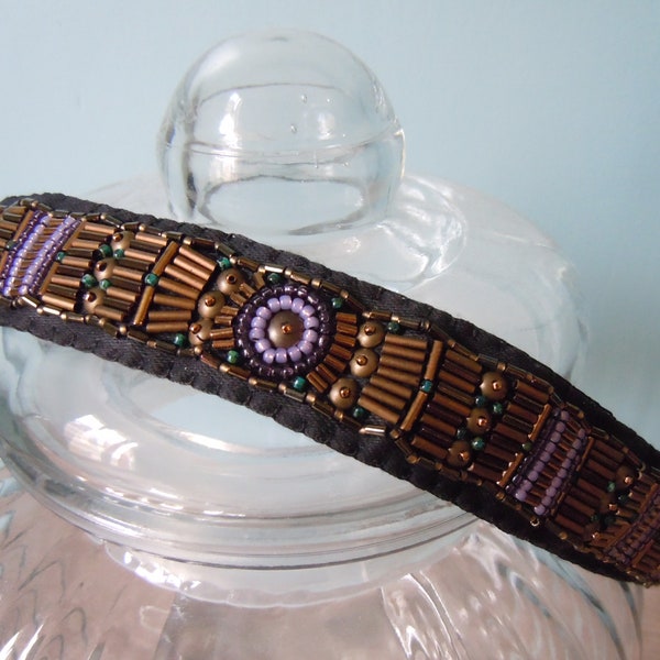 Headband "KEIRA"-Bijou de tête_Perles de verre et laiton brodées à la main_Motifs violets rehaussés de vert émeraude sur fond couleur bronze