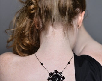 Collier RACHEL - Découpe laser motif floral de dentelle végétale en acrylique noir brillant et perles Swarovski