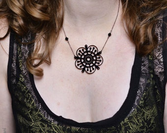 Collier IOLANDE - Découpe laser motif floral de dentelle végétale en acrylique noir brillant et perles Swarovski