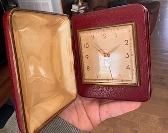 New Haven Vintage reseväckarklocka, vikbart rött läderfodral, juvelbesatt urverk från mitten av århundradet