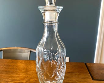 Vintage pressat glasdekater med propp klart glas Cruet mitten av århundradet Bareare bondgårdsdekor
