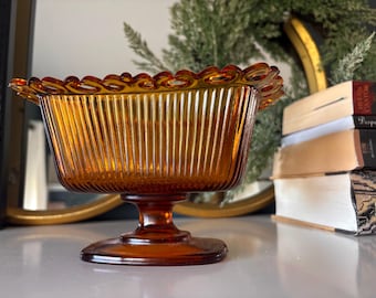 Bärnstensfärgad vintage piedestal i glas, godisskål, räfflad skål, scalloped kant, mid-century decor