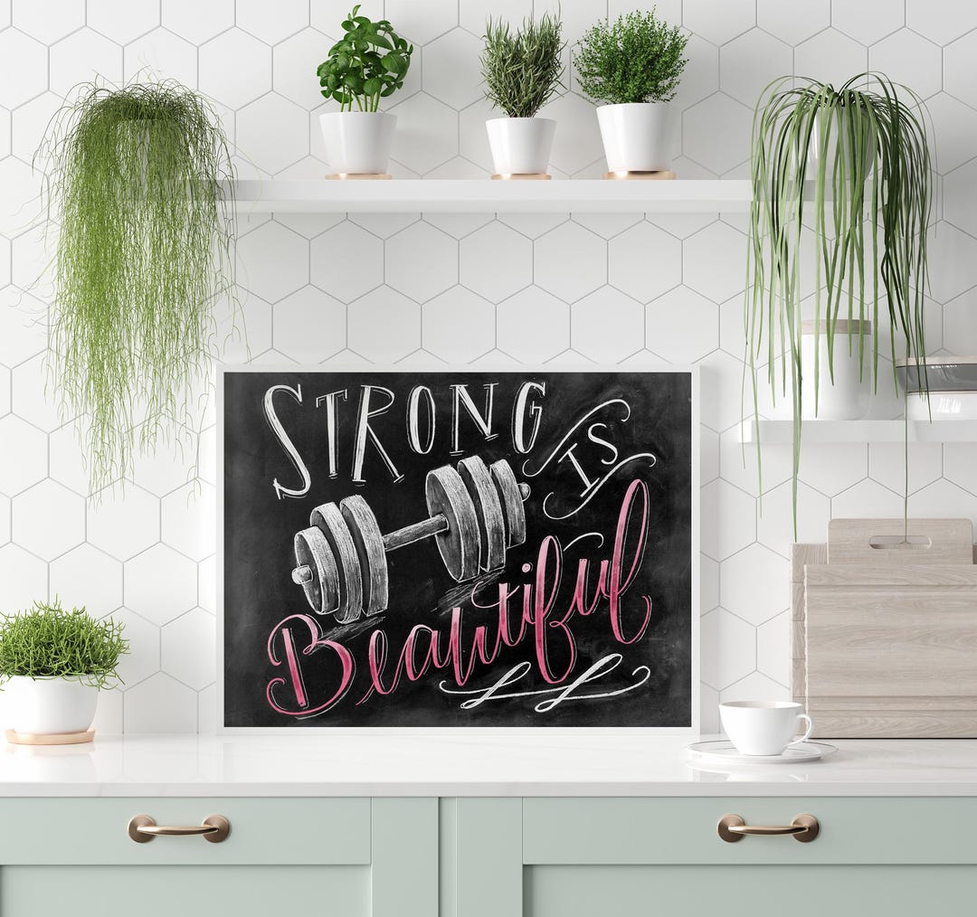 Strong Is Beautiful チョークボード ジム アートプリント、ジム 