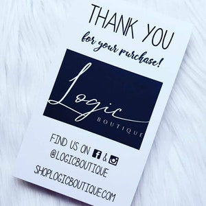 Op de afbeelding: Een witte bedankkaart met zwarte tekst die zegt "Bedankt voor uw aankoop!" en een zwart vierkant met witte tekst die zegt "Logic Boutique" en social media-iconen met de tekst "Find us on f & @logicboutique shoplogicboutique.com"