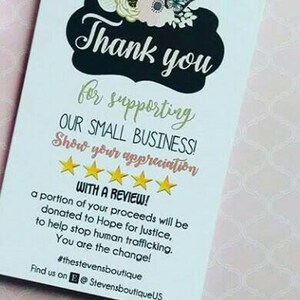 Puede incluir: Una tarjeta blanca con las palabras "Thank you" en una burbuja negra, con acentos florales y de mariposas. La tarjeta dice "for supporting our small business!" e incluye un llamado a la acción para dejar una reseña.
