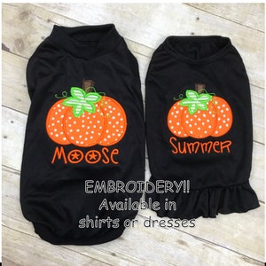 Peut inclure: Deux chemises noires pour chien avec broderie de citrouille. Une chemise dit "Moose" et l'autre dit "Summer". Les chemises sont disponibles en chemises et en robes.