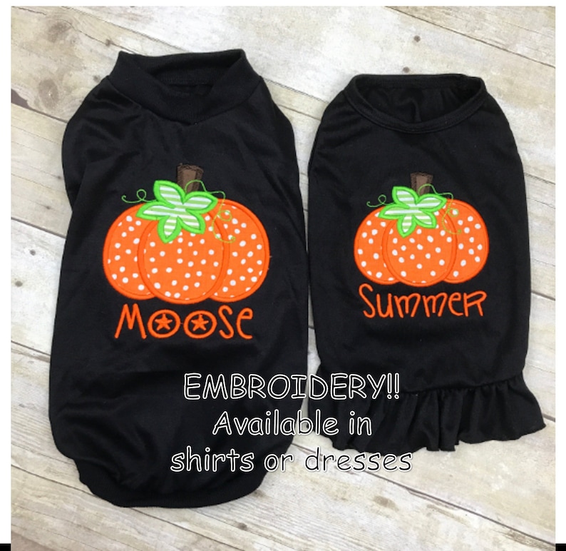 Peut inclure: Deux chemises noires pour chien avec broderie de citrouille. Une chemise dit "Moose" et l'autre dit "Summer". Les chemises sont disponibles en chemises et en robes.