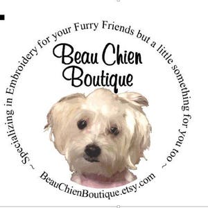 K&ouml;nnte beinhalten: Auf wei&szlig;em Hintergrund befindet sich ein kreisf&ouml;rmiges Design mit dem Text "Beau Chien Boutique" in eleganter Schrift. Ein flauschiger wei&szlig;er Hund ist darunter zentriert. Der Text "Spezialisiert auf Stickerei f&uuml;r Ihre pelzigen Freunde, aber auch f&uuml;r Sie" umgibt das Design.