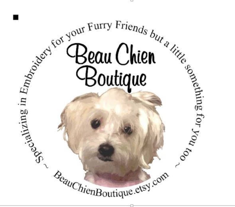 K&ouml;nnte beinhalten: Auf wei&szlig;em Hintergrund befindet sich ein kreisf&ouml;rmiges Design mit dem Text "Beau Chien Boutique" in eleganter Schrift. Ein flauschiger wei&szlig;er Hund ist darunter zentriert. Der Text "Spezialisiert auf Stickerei f&uuml;r Ihre pelzigen Freunde, aber auch f&uuml;r Sie" umgibt das Design.