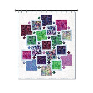 以下が含まれることがあります： 白い背景に、紫、緑、青の色合いの正方形のパターンが施されたキルト。正方形はランダムなパターンで配置され、白で縁取られています。