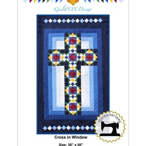 Op de afbeelding: Een quiltpatroon voor een kruis in een vensterontwerp. De quilt is gemaakt van blauwe, witte, gele, groene en rode vierkanten. De afmeting van de afgewerkte quilt is 76 cm bij 127 cm.