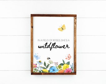 En un campo de rosas, ella es una flor silvestre / Decoración floral para el hogar, guardería, letrero para baby shower, arte de pared imprimible, descarga digital
