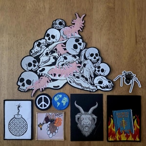 Carl Patches, explorateur de donjons | Ensemble de 8 pièces : hochet de combat, brûleur de livres, serviteur araignée faucheuse