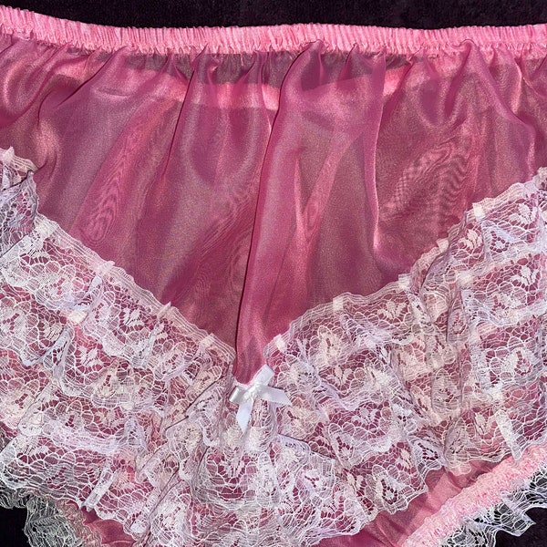 Vintage Style Cerise Pink mit vier Reihen V Rüschen zurück Sissy Maids oder dress up Knickers schiere Soft Nylon Größe Med bis Large