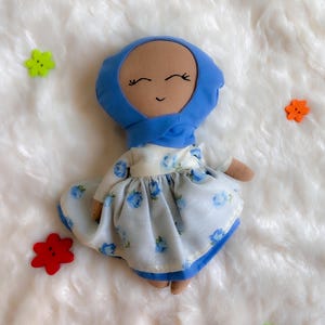 Poupée hijab - poupée musulmane - poupée en tissu - poupée faite main - poupée hijabi - poupée à la peau moyenne - peluche - jouets pour la diversité - art islamique