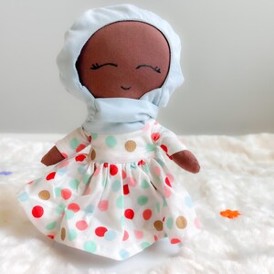 Poupée hijab - poupée musulmane - poupée en tissu - poupée faite main - poupée hijabi - poupée peau foncée - peluche - jouets pour la diversité - art islamique
