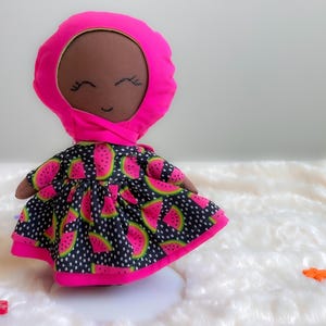 Poupée hijab - poupée musulmane - poupée en tissu - poupée faite main - poupée hijabi - poupée à la peau foncée - peluche - jouets pour la diversité - art islamique