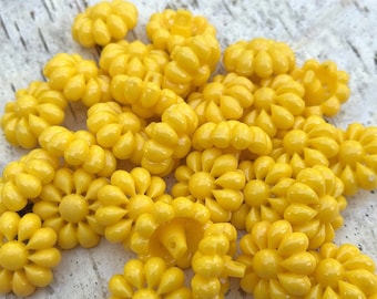 24 Vintage Plastic Buttons Lot Yellow Daisy Flower Retro Round Kitsch Crafting Supply Set Flowers Floral Embellishment Daisies 3/4" Button