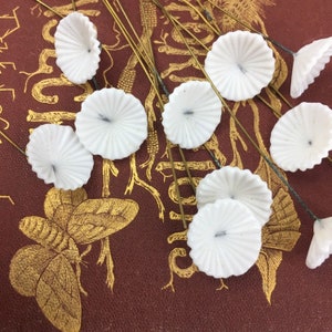 18 Vintage SMALL White Glass Flowers Molded Milk Glass Style 1950s Japan Metal TINY Wired Lot Pressed Miriam Haskell Style 1/2&quot; READ