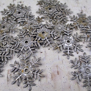 20 Vintage Metal Stamping Snowflakes Retro Foliage Leaf Leaves Snowflake Lot Silver Color Stampings Set Winter Snow Christmas Flower Medium