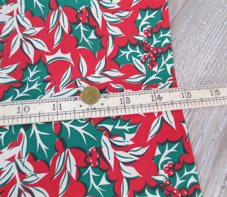 4 Yards 1950s Holly Vintage Wrapping Paper Red Green Traditional Christmas Gift Wrap Kitsch Retro Holiday Graphic Craft Scrapbooking 12 Feet