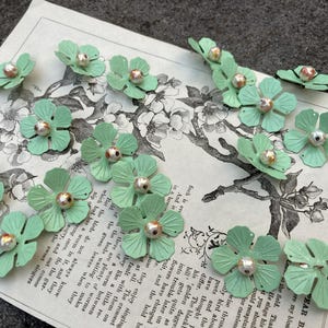 18 Vintage Green Metal Flowers Speckled Pearl Bead Center 1 1/4&quot; Finding Enamel Painted Retro Kitsch Finding Floral Flower Petal Holes
