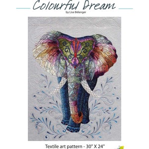 Peut inclure: Un motif d'art textile coloré représentant un éléphant avec des détails complexes. L'éléphant est entouré de motifs floraux et est placé sur un fond gris clair. Le motif mesure 30 pouces par 24 pouces.