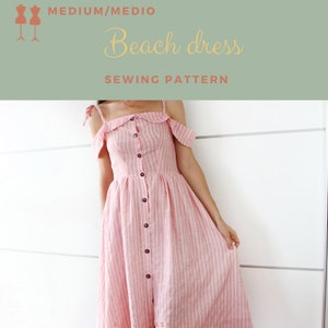 Peut inclure: Une robe de plage à rayures roses et blanches avec un devant boutonné et un col à volants. La robe a de fines bretelles qui se nouent aux épaules. La robe est étiquetée "Beach dress SEWING PATTERN".