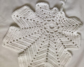 Crocheted Leaf Table Centerpiece: White Yarn Decor (18x14”)