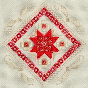 Peut inclure: Un motif brodé rouge et blanc sur un fond de tissu blanc. Le motif présente une forme d'étoile au centre entourée de quatre petits carrés.