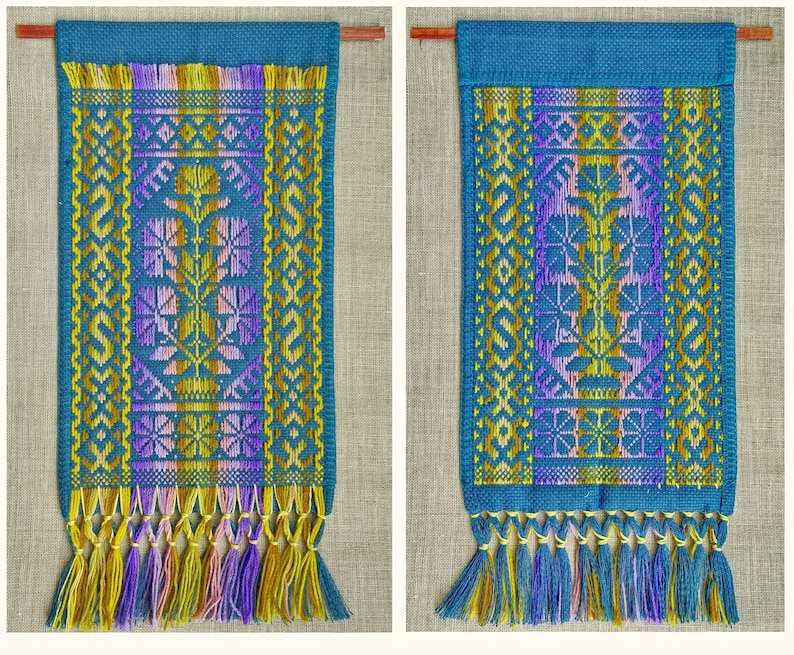 Op de afbeelding: Twee tealblauwe wandkleden met kleurrijke geometrische patronen en franjes. De patronen zijn in tinten geel, paars en roze.