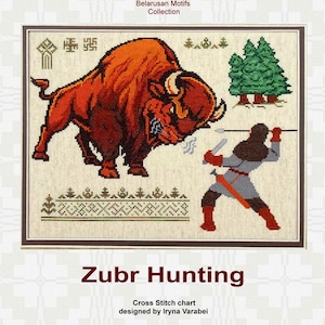 K&ouml;nnte beinhalten: Ein Kreuzstichmuster mit dem Titel Zubr Hunting, das einen gro&szlig;en braunen Bison zeigt, der einem J&auml;ger mit Speer gegen&uuml;bersteht. Das Design enth&auml;lt gr&uuml;ne Tannen, eine dekorative geometrische Bord&uuml;re und den Text Spirit of Belarus, Belarusan Motifs Collection.