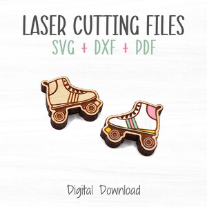 Op de afbeelding: Twee lasergesneden houten rolschaatsontwerpen. Eén is bruin met witte strepen en de andere is wit met roze, groene en gele strepen. De tekst "LASER CUTTING FILES SVG + DXF + PDF" staat boven de rolschaatsen. De tekst "Digitaal downloaden" staat onder de rolschaatsen.