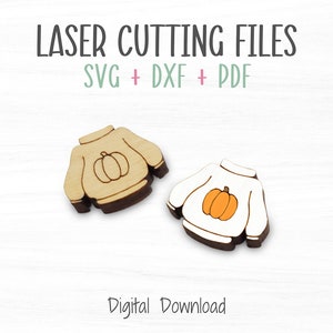 Könnte beinhalten: Zwei Laser-geschnittene Holzausschnitte von einem Pullover mit einem Kürbis auf der Vorderseite. Der Pullover links ist hellbraun und der Pullover rechts ist weiß. Der Text "LASER CUTTING FILES" und "SVG + DXF + PDF" befindet sich über den Pullovern. Der Text "Digitaler Download" befindet sich unter den Pullovern.