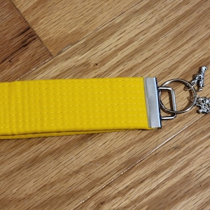 Vier prestaties met sleutelhangers: taekwondo, karate, vechtsporten en vechtsportriemen! Inclusief bedels! Meer kleuren beschikbaar!