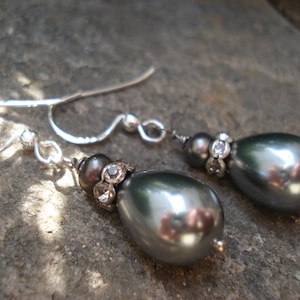 Boucles d&#39;oreilles en argent sterling et perles grises Boucles d&#39;oreilles larmes Boucles d&#39;oreilles de mariée en perles et strass Boucles d&#39;oreilles de mariée en argent sterling 925 avec perles grises