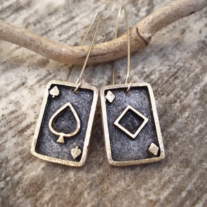 Pendientes de naipes, as de picas y diamantes, pendientes artesanales de metal mixto en bajo relieve, pendientes con símbolos de póker, pendientes modernos.
