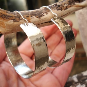 Aros medianos de plata martillada, aros contemporáneos hechos a mano, aros de plata minimalistas modernos, trabajos en metal, aros únicos