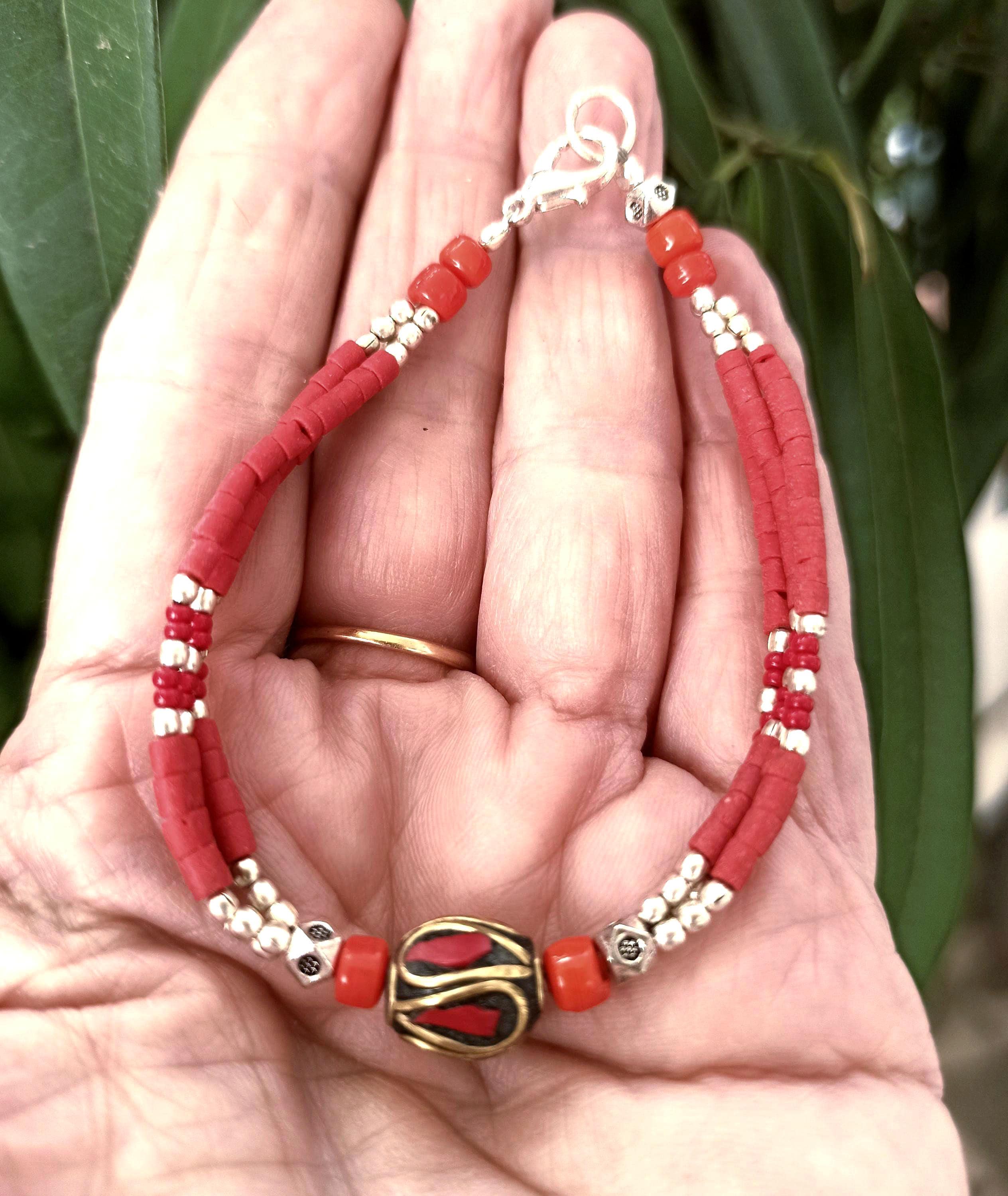 Bracelet Jonc Ancien Ouvrant En Perles De Corail - Pièce De Créateur