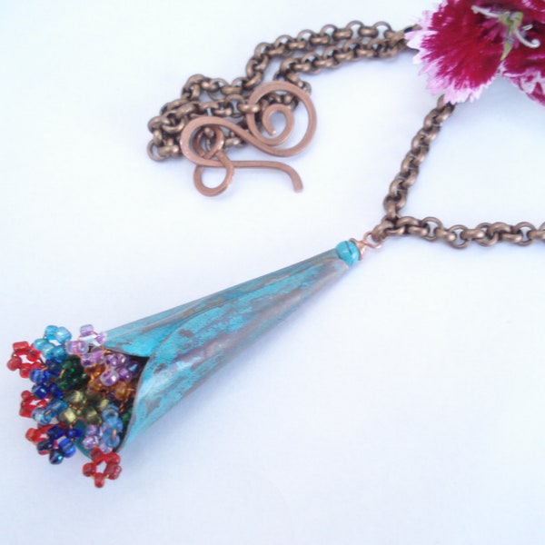 Colgante de ramo de pátina de cobre hecho a mano único Collar de ramo de pátina de cobre azul cardenillo Colgante de metal bohemio contemporáneo con forma plegable