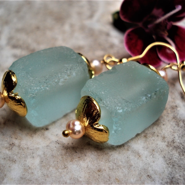 Boucles d’oreilles aigue-marine chunky coupe brute Boucles d’oreilles perles roses et cristaux Aqua Boucles d’oreilles bleu sarcelle et or Boucles d’oreilles uniques en cristal Aqua moderne