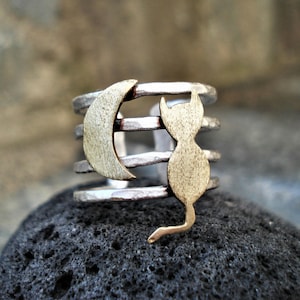 Anillo celestial de media luna de metal mixto con gato soldado, plata, bronce, fase lunar, anillo ajustable único, anillo de cuatro bandas