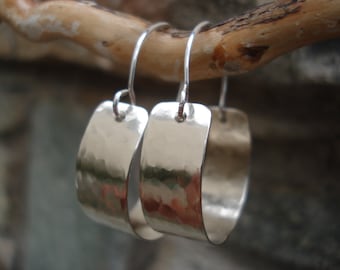 Pendientes de aro pequeños de plata martillada Aros contemporáneos hechos a mano Moderno minimalista Plata de ley Metalistería Aros únicos