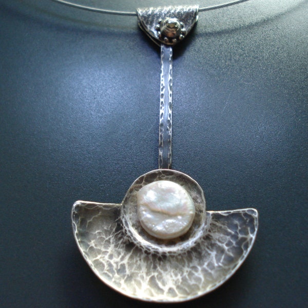 Martelé collier en argent de pièce de monnaie pendule Perle en argent oxydé Fan perle ferronnerie moderne rivetée Unique main forgé pendentif