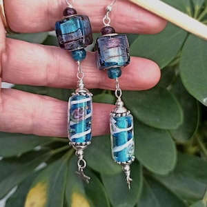 Pendientes de Murano azul y morado, pendientes largos de cristal de Murano, pendientes modernos únicos, pendientes de cristal italiano fundido, pendientes Millefiori coloridos