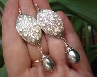 Pendientes de perlas grises en plata martillada Pendientes ovalados contemporáneos de plata oxidada y perlas Pendientes colgantes modernos únicos de plata esterlina