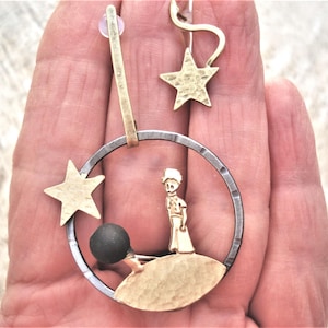 Boucles d'oreilles Le Petit Prince Boucles d'oreilles célestes asymétriques Boucles d'oreilles en argent martelé et bronze Boucles d'oreilles Petit Prince et étoiles