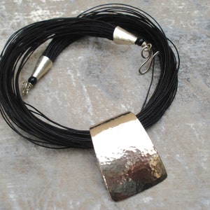 Collier cordon noir à plusieurs rangs avec pendentif en argent martelé