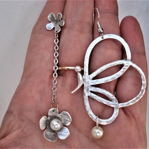 Schmetterling und Blume Asymmetrische Ohrringe Gehämmert Silberdraht und Perlen Einzigartige Oxidierte Ohrringe Sterling Silber Patina Moderne Ohrringe